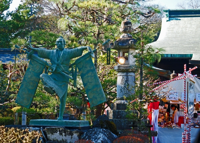 画像：祭りの準備をする人たち